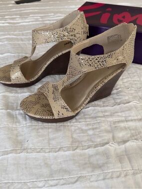 FIONI Clothing Beige Metallic Wedge Sandals